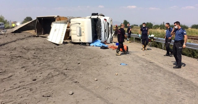 Kum yüklü tır devrildi: 1 ölü
