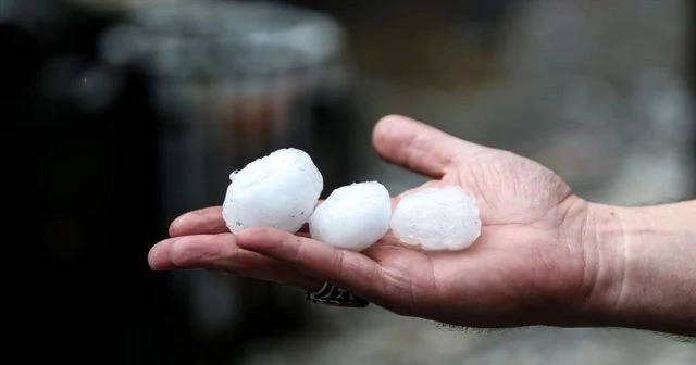 Kuvvetli rüzgar, dolu tanelerini 15 santimetreye kadar büyütebiliyor