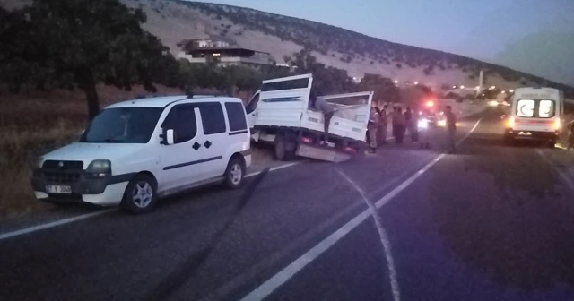 Lastiği patlayan kamyonet yoldan çıkarak duvara çarptı: 3 yaralı