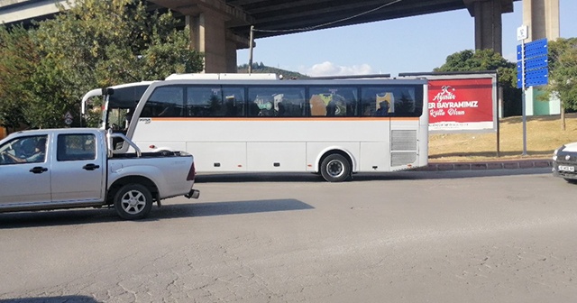 Lastik fabrikası işçisi servis aracıyla evine dönerken kalp krizi geçirdi