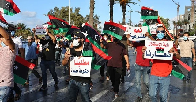 Libya'da protestolar Hafter'i petrol blokajını kaldırmaya zorluyor