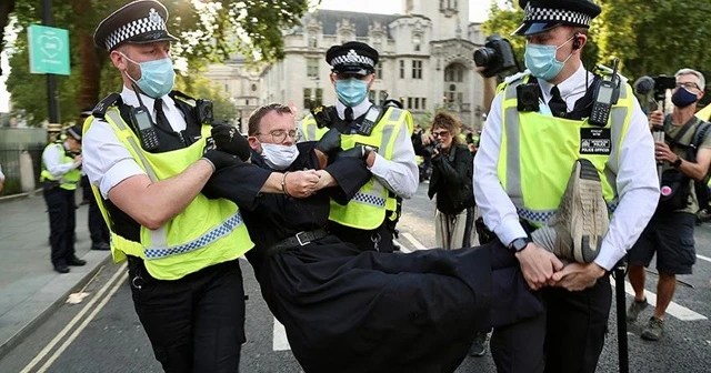 Londra'da 90 çevreci protestocu gözaltına alındı