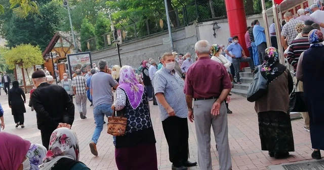 Maaş kuyruğu korona dinlemedi