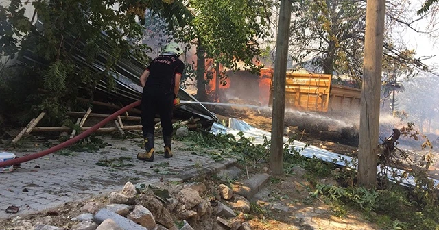 Malatya&#039;da şiddetli rüzgar çatı uçurdu, yangına neden oldu