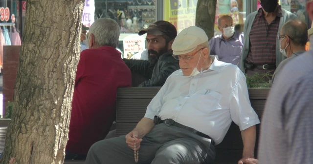 Maskeler çenede, virüs bayramda