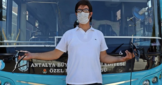 Maskesiz yolcuyu içeriye almayan şoför: 'Kene gibi yapıştı'