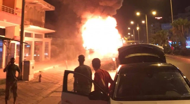 Mersin'de seyir halindeki kamyon alev alev yandı