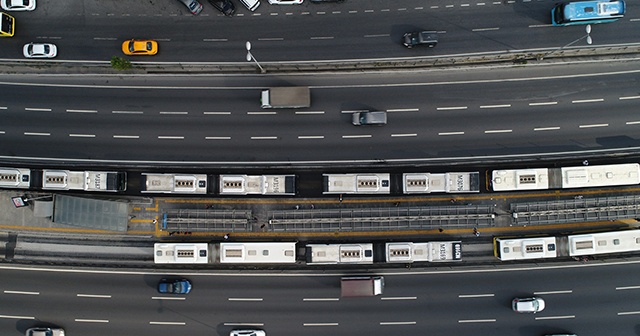 Metrobüs arıza yaptı, binlerce kişi mağdur oldu