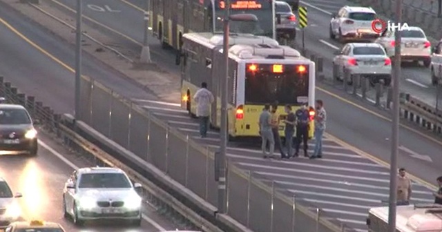 Metrobüse kurşun isabet etti