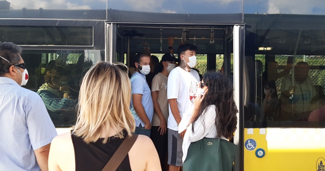 Metrobüslerde sosyal mesafesiz yolculuk