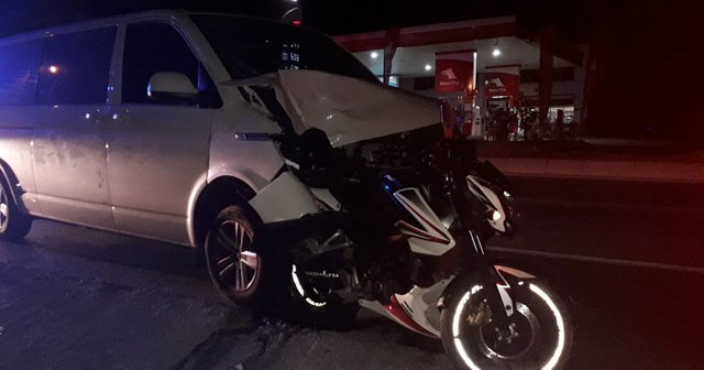 Minibüsün altında kalan motosiklet sürücüsü öldü