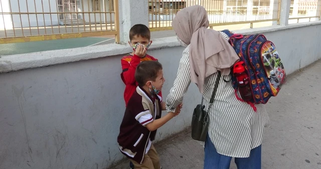 Minik Emir derse girmek istemeyince, annesine zor anlar yaşattı