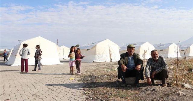 Niğde&#039;deki depremin merkezi Obruk köyünde vatandaşlar geceyi dışarıda geçirdi