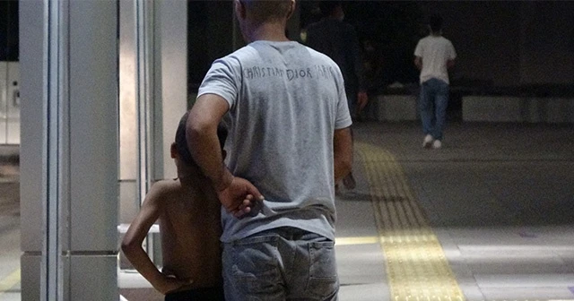 Önce çocuğunu sonra karısını öldüresiye dövdü