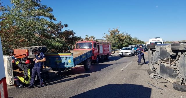 Otomobil traktöre çarpıp yan döndü: Ölü ve yaralı var