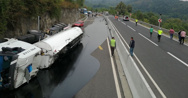 Otomobile çarpan tanker devrildi yolu zift kapladı