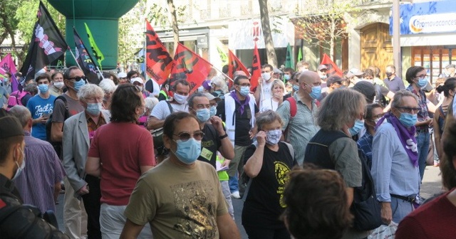 Paris&#039;te hükümetin emekli maaşlarından kesinti yapma planına karşı protesto