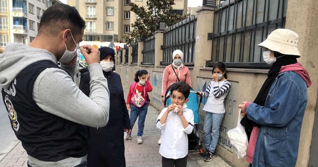 Polis, aileleri ve çocuklarını maske mesafe konusunda uyardı