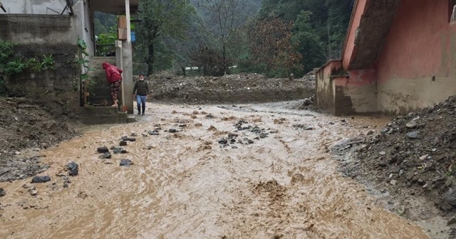 Rize&#039;de şiddetli yağış Ardeşen ilçesinin Kaçkar köyünde sellere neden oldu