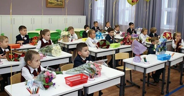 Rusya'da öğrenciler Kovid-19 salgını gölgesinde yeniden ders başı yaptı