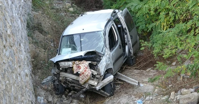 Samsun&#039;da hafif ticari araç şarampole yuvarlandı: 2 yaralı