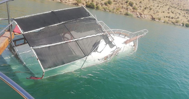 Şanlıurfa&#039;da tur teknesi battı: 26 yolcu kurtarıldı