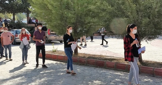 Sınav salonlarında adaylar dışarda aileler ter döktü