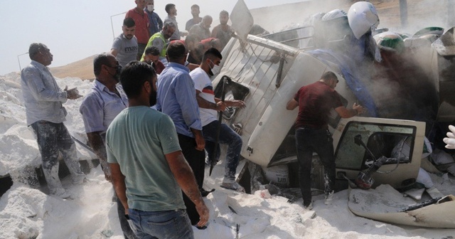 Freni boşalan un yüklü tır, önündeki tıra çarptı: 3 ölü, 2 yaralı