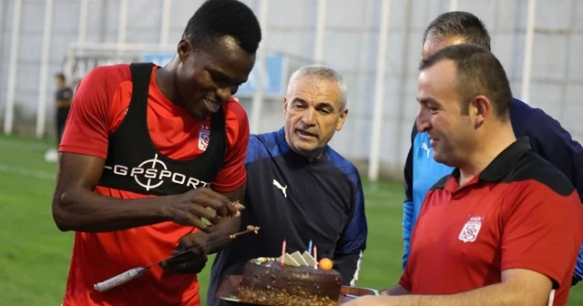 Sivassporlu Cofie’ye sürpriz doğum günü kutlaması