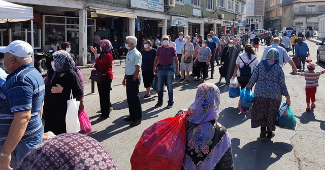 Sosyal mesafeyi hiçe sayıp pazar yerine akın ettiler