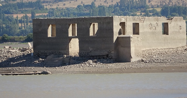 Sular altında kalmıştı, yeniden ortaya çıktı