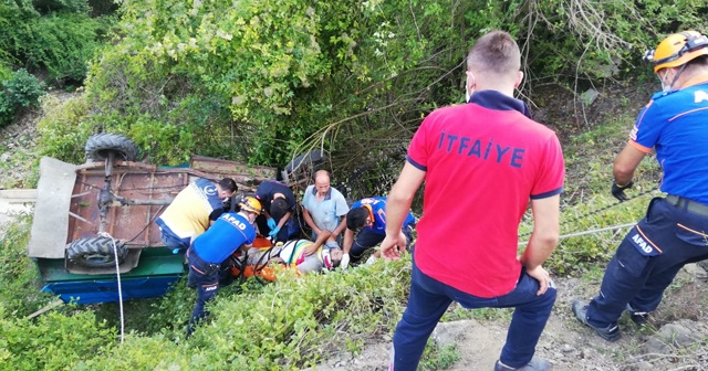 Tarım aracıyla dereye yuvarlandı: 1 yaralı