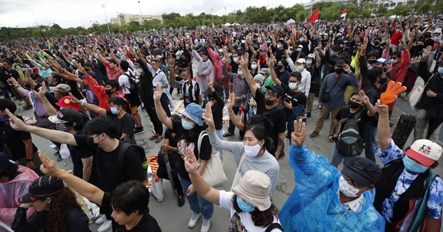 Tayland’da monarşi karşıtı protestolar bugün de devam etti