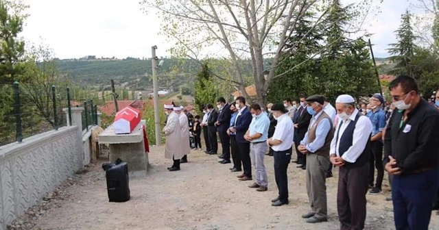 Tezkeresi beklenirken ölüm haberi gelen asker toprağa verildi