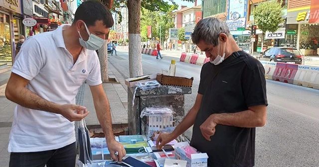 Tıp fakültesini kazanan kızını okutmak için maske satıyor