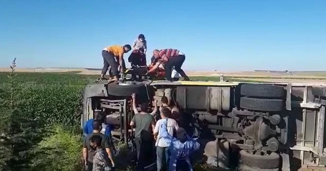 Tır tarlaya devrildi, sürücünün kurtarılma anı kameraya yansıdı