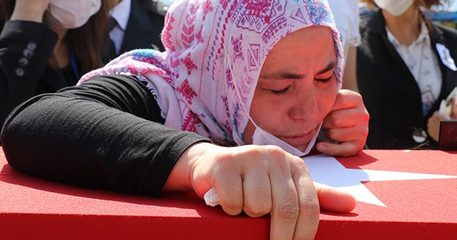 Trafik kazasında şehit düşen polis gözyaşları arasında uğurlandı