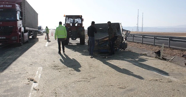 Traktör devrildi: Yaralılar var