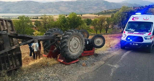 Traktörün altında kalan baba oğul ağır yaralandı