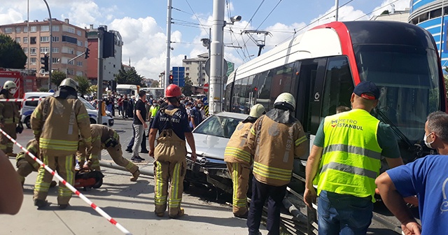 Tramvay otomobile çarptı: 1 yaralı