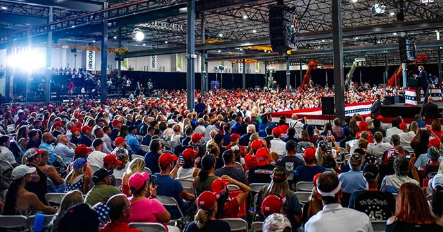 Trump&#039;ın kapalı alandaki mitingi tepki çekti