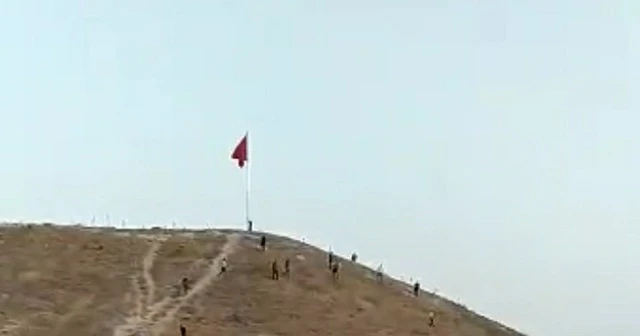Türk Bayrağını indirme girişimi