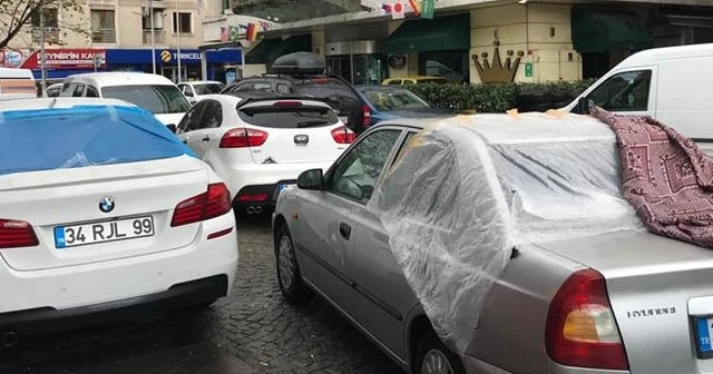Ümraniye'de dolu binalarda ve araçlarda hasara neden oldu