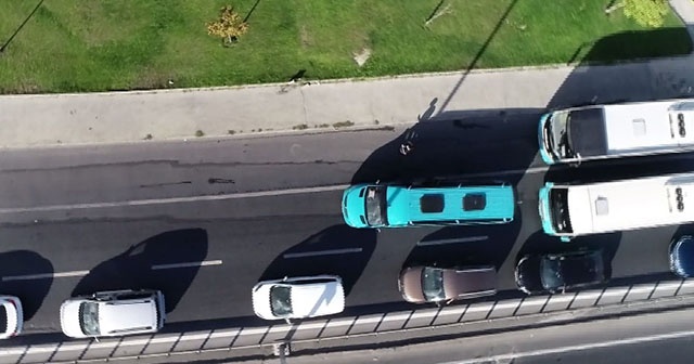 Uyanık minibüsçü polis dronundan kaçamadı