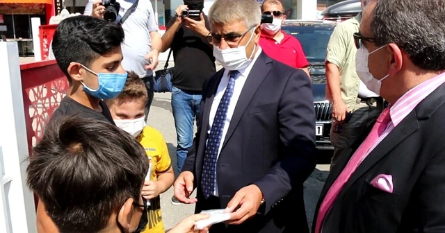 Vali Gürel maske takan çocukları örnek vatandaş olarak gösterdi