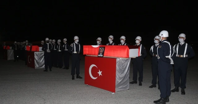 Van'da şehit askerler için tören düzenlendi