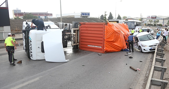 Virajı alamayan tır üzerine devrildiği otomobili hurdaya çevirdi