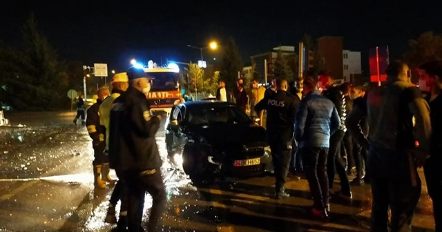 Yağmurlu yolda kayan tur otobüsü 3 aracı biçti: 7 yaralı