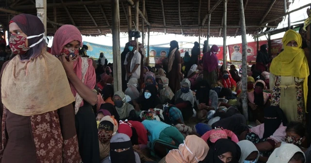 Yaklaşık 300 Rohingya Müslümanı karaya ulaştı