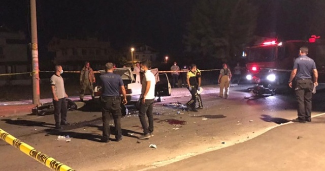 Yarış yapan motosikletlere otomobil çarptı: 1 ölü 4 yaralı